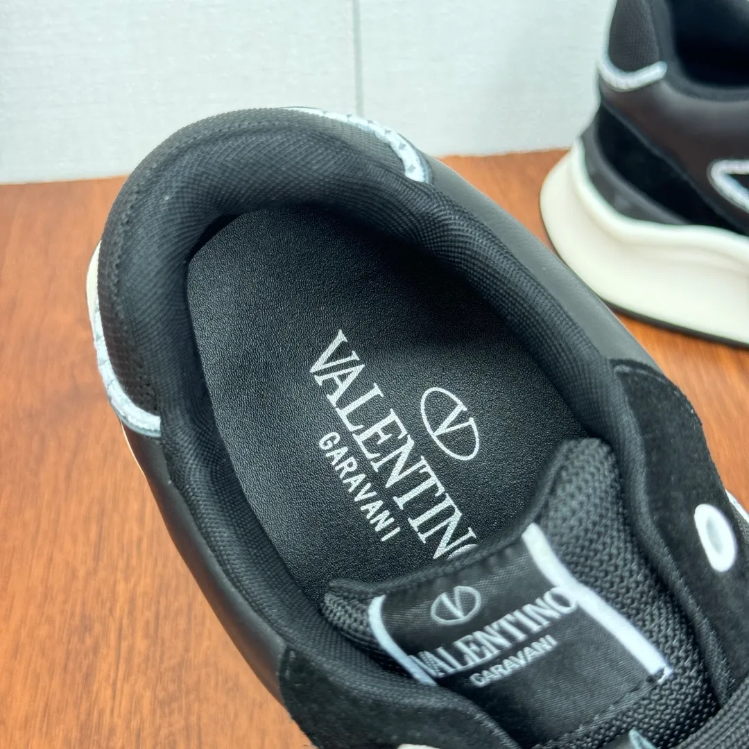 [Valentino] Top P: 820💰 Size: 39-44 leather shoe size (can be customized 38.45 cannot be returned or exchanged) VALENTION/Valentino FREEDOTS series new spring and summer men's sports shoes Lightweight and breathable casual thick-soled men's shoes Classic contrasting splicing design Suede cowhide stitching nappa calfskin + breathable technical mesh material Hot glue brand pattern badge logo details Delicate calfskin feet Lightweight mesh lining, ultra-light TPU foam rubber outsole, sports version, thick-soled style design, easy and versatile, multiple colors available, able to meet various matching needs, complete package! Item number: HL6688 black